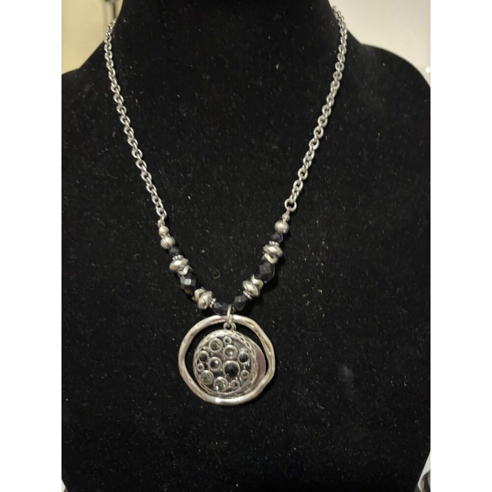 vtg ruby rd silver tone textured circular pendant necklace with black beads